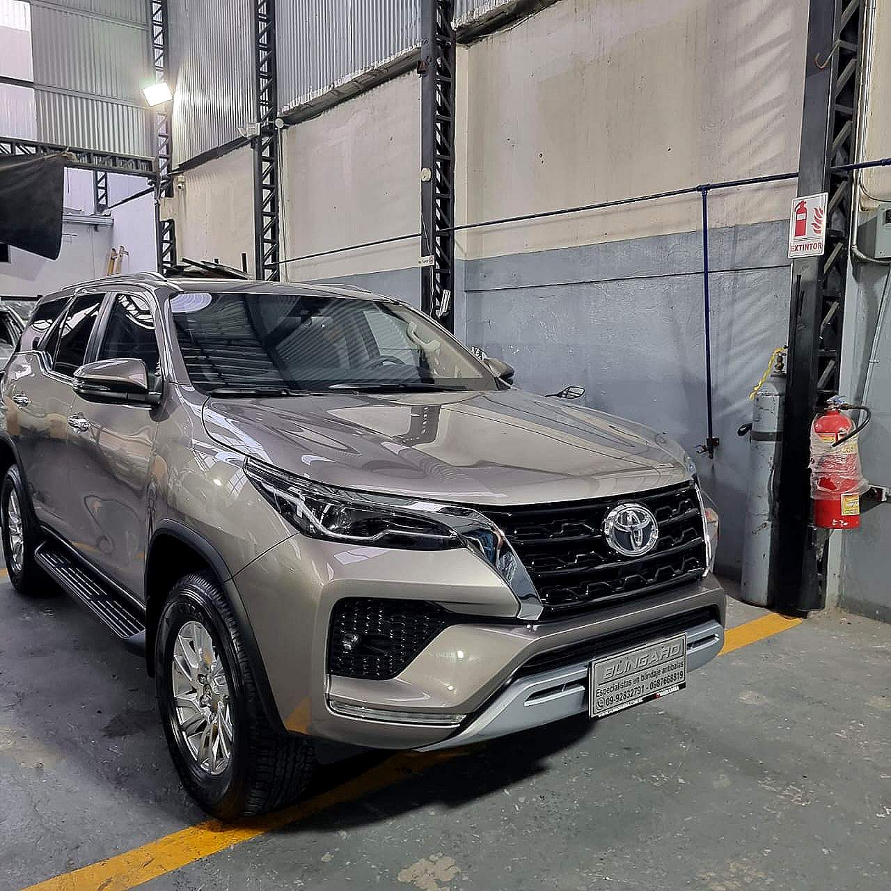 Toyota Fortuner dorada en taller mecánico.